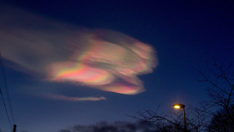 Photo of video | Spectacol în culorile curcubeului pe cerul Finlandei. O fotografă a surprins un fenomen atmosferic extrem de rar